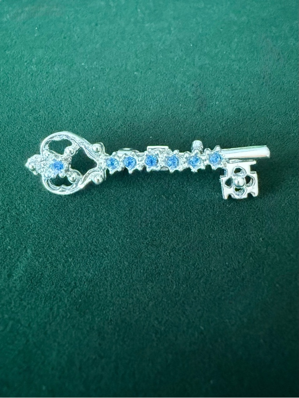 Vintage Skeleton Key Brooch Blue Rhinestones Pin Victorian Silver Tone Dainty - Picture 4 of 8